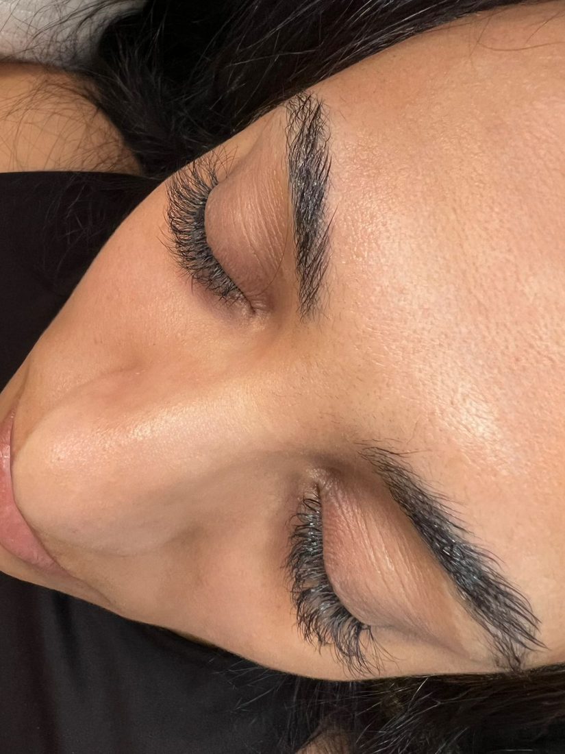 Cils et sourcils profil